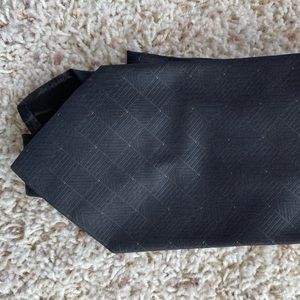 Hugo boss 100% silk tie black and subtle gold pattern